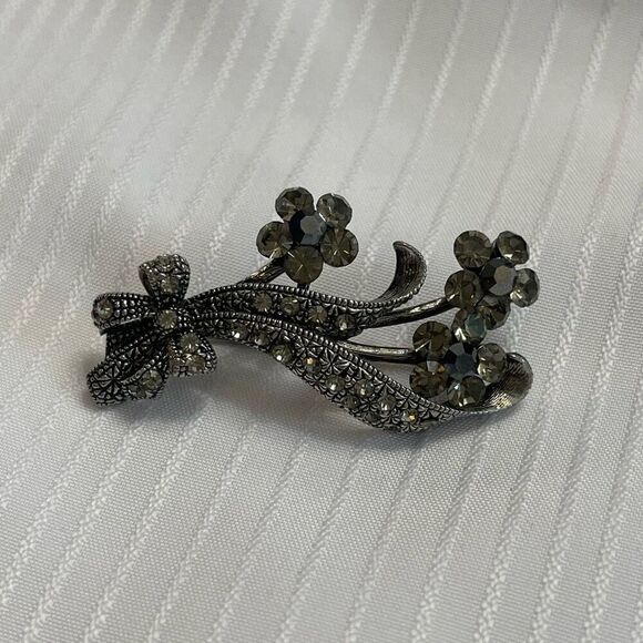 Labella Crystal Flower Bouquet Floral Brooch Signed - Picture 1 of 5